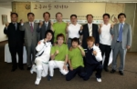 KTF와 KT가 주최하는 남북청소년 고구려게임대회 기자간담회가 외신기자클럽에서 열렸다. KTF 소속 프로게이머들과 참석 귀빈들이 단체 촬영한 모습(좌측부터 김대권 대구문화산업과장, 양기대 홍보위원장, 정휘철 충주문화원장, 남중수 KTF 사장, 서해성 총감독, 장근복 MBC게임 사장, 최종택 학술자문 고려대미술사학과 교수, 김중달 다음커뮤니케이션 본부장)
