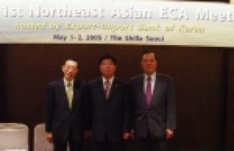 (왼쪽부터)시노자와 교스케 일본국제협력은행 총재 (篠澤恭助, Shinozawa Kyosuke, Govenor of Japan Bank for International Cooperation, JBIC), 신동규 한국수출입은행장, 양쯔린 중국수출입은행장(羊子林, Yang Zilin, Chairman and President of the Export-Import Bank of China, 中國進出口銀行)이 제1회   한․중․일 수출입은행장 회의 (1st Northeast Asian ECA  Meeting)에서 기념촬영을 하고 있다.