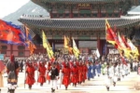 한국문화재보호재단(이사장 이동식)은 오는 5월 4일(수요일) 11시부터 조선시대 궁성문을 지키던 수문장들의 교대절차와 광화문을 열고 닫는 과정으로 구성된 2005년도 광화문 수문장