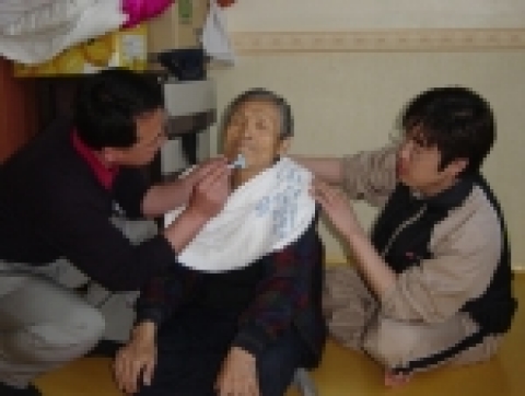 LG엔시스 봉사단이 ‘즐거운 마을’에서 청결봉사를 하고 있다.