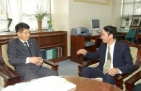 손정수(孫貞秀) 농촌진흥청장은 5월 2일 뚜 쾅 히엔 (Dr. Tu Quang Hien) 베트남 국립타이뉴엔 종합대학교 부총장과 당 킴 부이(Dr. Dang Kim Vui) 국립타이뉴엔 농림대학장의 예방을 받고 향후 한․베트남 간 농업분야 국제공동연구와 교류협력 방안을 협의하였다.