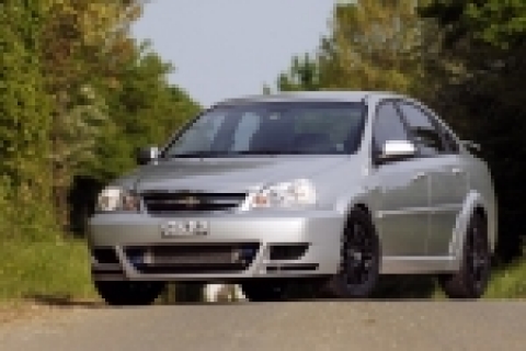 지엠대우오토앤테크놀로지(이하 GM DAEWOO)의 라세티가 월드투어링 챔피언십「WTCC(World Touring Car Championship)」데뷔를 성공적으로 마치고 일반 판매를 위한 스포티 레이싱 버전을 공개했다.