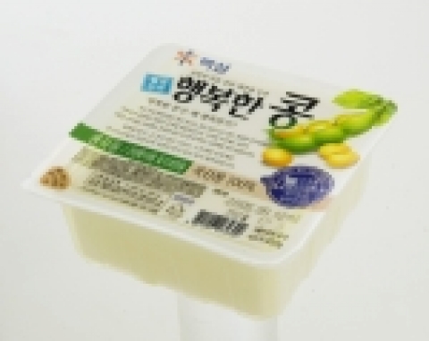 국내 최대 식품기업인 CJ(주)(대표이사 김주형)가 3일 서울 소공동 롯데호텔에서 기자간담회를 열고 ‘백설 행복한 콩’ 브랜드로 두부시장에 진출하는 것을 시작으로 콩 관련 사업을 확장해 신선식품의 주력품목으로 성장시킬 계획이라고 공식 발표했다.