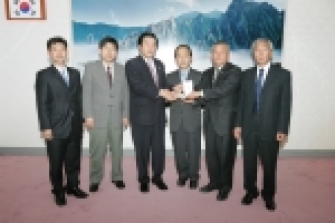 한국농촌지도자중앙연합회(회장 강대기)에서는 5월 3일 농촌지도자강원도연합회(회장 염준수)를 방문하여 양양, 고성 산불피해 지역 주민을 위해 모금한 성금 450만원을 전달하고, 이번 피해로 어려움을 겪고 있는 모든 농업인들과 힘을 합쳐 슬기롭게 대처해 나갈 것을 다짐하였다.