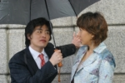 그저 바라보는 것만으로 웃음이 나는 사람이 있다면 최성국을 능가할 배우는 없을 것이다. 시트콤 '대박가족'을 시작으로 영화 '색즉시공','낭만자객'까지 진지한 얼굴에 어울리지 않는 뻔뻔한 대사들로 특별한 아우라를 만들어낸 그가 '연애술사'에 까메오 출연으로 다시 한번 특유의 카리스마를 과시할 예정이다.