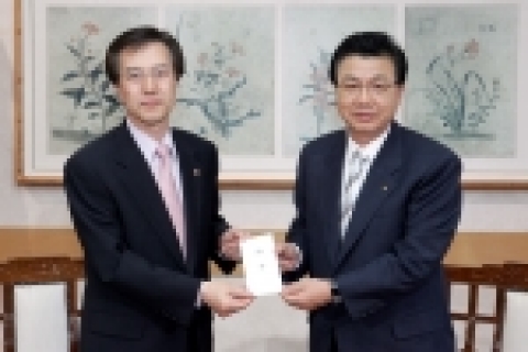 산림청은 지난 4월 4일과 4월 27일 두 차례에 걸쳐 발생한 강원도 양양지역의 대형 산불로 인해 큰 피해를 입은 산불 이재민들을 돕기 위해 전 직원이 자발적으로 모금운동을 벌여 모금한 희망의 성금 1,471만원을 ’05. 5. 3. 강원도에 전달했다.