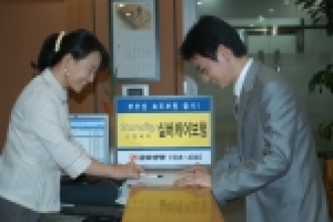 금호생명(www.kumholife.co.kr 사장 박병욱)은 어버이날을 맞이해 부모님 효도상품으로 적합한 스탠바이 실버케어보험을 6일부터 판매한다.