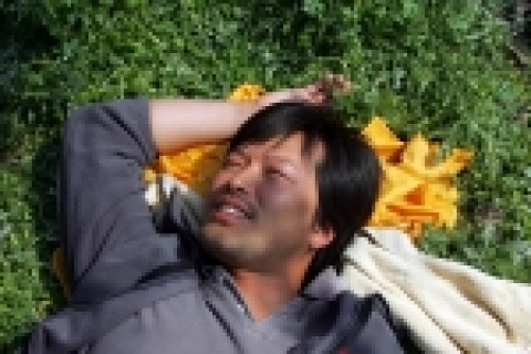 신부감을 찾아 우즈베키스탄으로 떠난 두 시골 노총각과 현지 통역관이 함께하는 맞선 대장정을 유쾌하고 따뜻하게 그린 '나의 결혼원정기'