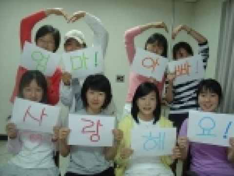 한국교원대학교(총장 박배훈) 생활관자치회는 5월 ‘가정의 달’을 맞이하여 ‘부모님과 은사님께 감사의 편지 쓰기’ 행사 분위기를 조성하고 생활관에 입사중인 학생 1915명 중 907