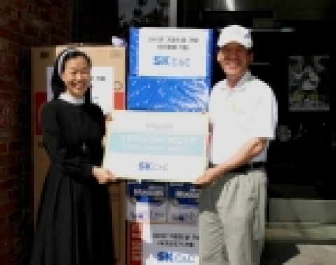 SK C&C(사장: 윤석경, www.skcc.com) 윤석경 사장을 비롯한 20여명의 임직원들이 4일 서울 성북구에 소재한 사회복지법인 성가정 입양원(원장: 윤영수, www.holyfcac.or.kr)을 찾아 봉사활동을 펼쳤다.
