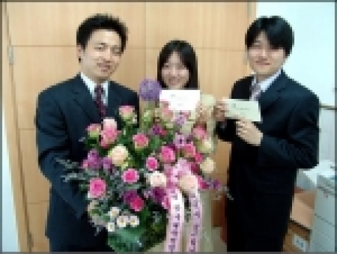 김영편입학원은 어버이날을 맞아 카네이션 꽃바구니와 부모님과 식사할 수 있는 외식 상품권을 직원들에게 전달했다.