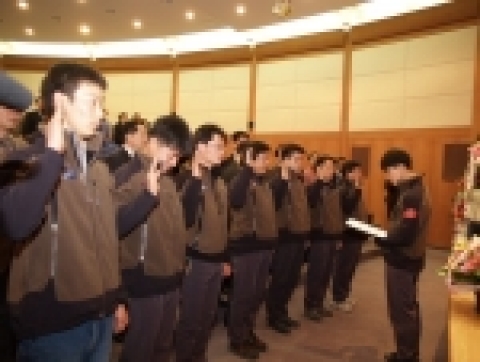 지난 3월 19일 발대식에서 산악인의 선서를 하고 있는 대원들.