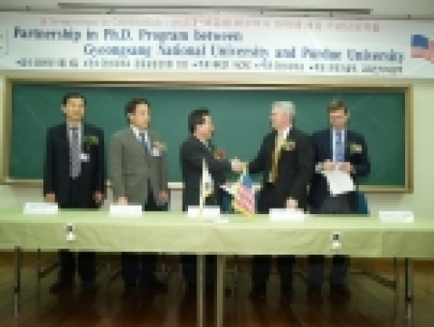 경상대학교-미국 퍼듀대학교간 생명과학분야 복수박사학위제 체결식이 6일 오전 9시 20분 경상대학교 공동실험실습관 2층 강당에서 조무제 경상대학교 총장, 랜디 우드슨 퍼듀대 학장, 박기영 청와대 국가과학기술혁신위원장, 김순복 경상대학교 대학원장 등을 비롯해 교수.학생.직원 등 200여명이 참석한 가운데 열렸다. 사진은 협정체결 이후 김순복 대학원장과 랜디 우드슨 학장이 악수를 하고 있다. 왼쪽부터 이상열 환경생명과학 국가핵심연구센터 소장, 박정동 두뇌한국21 대학원육성사업단장, 김순복 대학원장, 랜디 우드슨 학장, 스티브 웰러 퍼듀대 대학원장.
