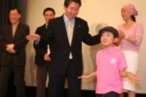아픈 형아를 살리기 위한 9살 말썽천재 동생의 진심어린 고군분투를 그려낸 '안녕, 형아' (감독 임태형 | 주연 박지빈 배종옥 박원상 | 제작 MK 픽처스 | 배급 시네마서비스| 개봉 5월 27일) 가 5월 5일 어린이 날을 맞이하여 서울아산병원에서 특별한 시사회를 가졌다.