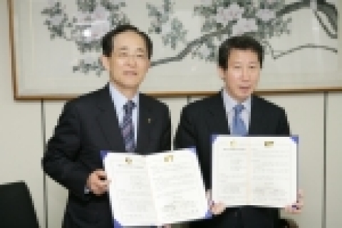 KT 이용경사장(좌측)과 김근태 보건복지부장관(우측)이 5월8일 어버이날 무료전화 이용에 따른 협약 체결 후 기념촬영을 하고 있다.