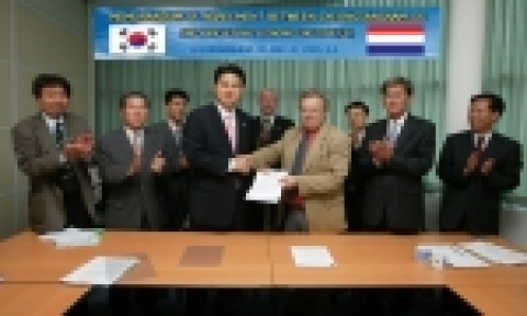 네덜란드 농업경제연구소를 방문한 김태호 경남도지사가 네덜란드 농업경제연구소(LEI) 마셀 르톨른 소장과 상호협력에 관한 합의각서에 서명하고 악수를 하고 있다. 