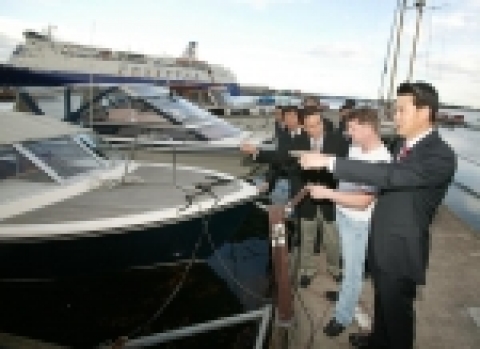 김태호 경남도지사는 레저선박 제조회사인 하이드로리프트사를 방문하고 노르웨이 오슬로항에 정박중인 요트, 모터보터와 마리나 시설을 둘러보고 있다. 

