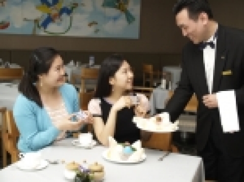 코엑스 인터컨티넨탈 호텔의 30층에 위치하여 한강과 도심의 전망이 아름다운 레스토랑 “스카이 라운지” 에서는 5월 16일 성년의 날을 맞아 점심시간에 올해로 성년을 맞은 고객이 식사를 하실 경우 주민등록증을 제시하면 달콤하고 시원한 셔베트 아이스크림을 무료로 제공한다.