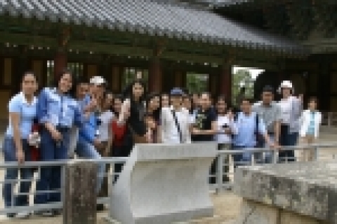 구미산업단지 중소입주업체에서 일하는 필리핀 중국 등 외국인 근로자들 80여명이 8일 경주를 찾아 문화유적을 돌아보는 등 모처럼 산업현장에서 쌓안 피로를 풀었다. 한국산업단지공단 중부지역본부는 외국인근로자들에게 우리문화와 풍습을 이해하여 민족적 이질감을 해소하고 근로의욕을 높이기 위해 이날 행사를 마련했다. 사진은 경주 불구사 경내 다보탑 앞에서 서원인텍이 근무하는 필리핀에서 온 외국인근로자들