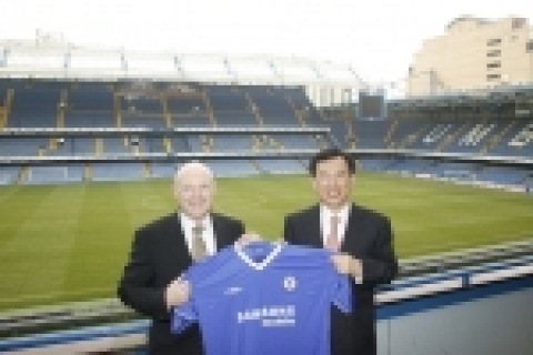 삼성전자와 첼시는 25일(현지시간) 런던의 첼시구장(스탬포드브리지(Stamford Bridge))에서 구주총괄 김인수(金寅洙)부사장과 첼시의 피터 캐년(Peter Kenyon)사장 등이 참석한 가운데 &#039;공식 클럽 후원계약(Official Club Partner)&#039;을 체결했다. 이번 계약은 2005년 6월부터 5년간 지속될 예정이다.