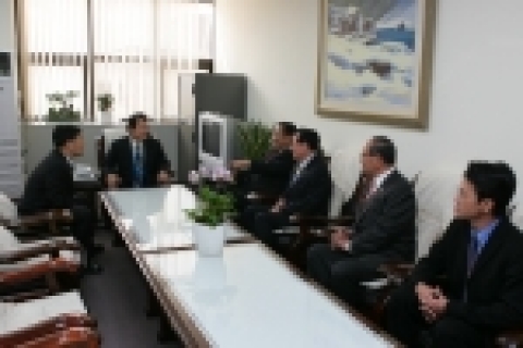 상명대학교 서명덕 총장 (테이블 끝에 앉은이)이 두정승 대만 교육부장관 일행과 환담하고 있다.