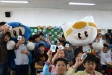 안전스티커(메이플스토리 캐릭터로 제작)를 들고 좋아하는 학생들의 모습