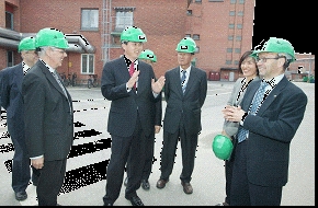 외자유치를 위해 스웨덴을 방문 중인 김태호 경남도지사가 9일 부트니아 프로덕션 AB사의 제휴회사인 Bio Fuel사에서 얄 할린 사장으로부터 친환경 연료에 대한 설명을 듣고 있다.