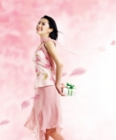 스무살…이제 성년이 된 그녀…이제까지 화장을 하나도 하지 않던 소녀도 오늘만은 숙녀로 변신하여 특별한 메이크업을 하고 싶다.