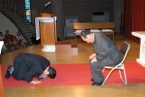 한일장신대학교 정장복(鄭長福·64) 총장이 스승을 초청해 큰절을 올리는 등 스승의날 기념행사가 다채롭게 열렸다.