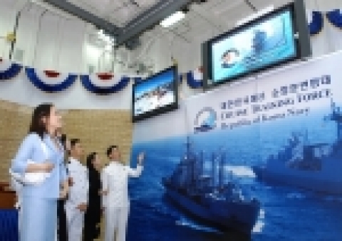 지난 7일 진해항을 출항해 129일간의 대장정에 돌입한 순항 훈련함대(충무공 이순신함)에는 IT강국의 위상을 소개하는 &#039;홍보관&#039;이 설치되어 최강 해군의 위상 뿐 아니라 앞선 대한민국의 디지털 기술을 세계 각국에 소개할 예정이다.