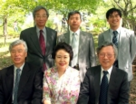 생물학과 전·현직교수들(뒷줄 왼쪽에서부터 시계방향으로 박원학, 이종욱, 박선주, 이종운, 전경희, 장무웅 교수)