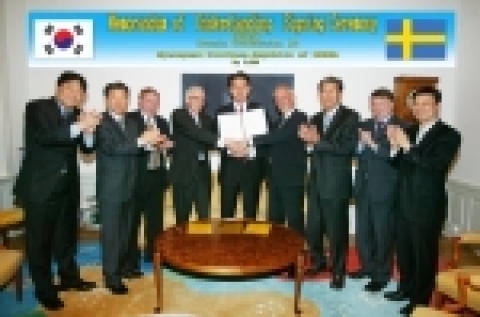 김태호(맨가운데) 지사와 스웨덴 노웨이트사 얄할린 사장이 1억유로 투자유치 양해각서에 서명한 후 악수를 하고 있다.