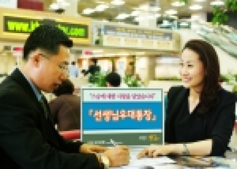 국민은행(www.kbstar.com/은행장 강정원)은 스승의 날을 맞이하여 5월16일부터 5월말까지『선생님우대통장』가입자를 대상으로 자동화기기 시간외 수수료를 면제해 준다고 12일 밝혔다.