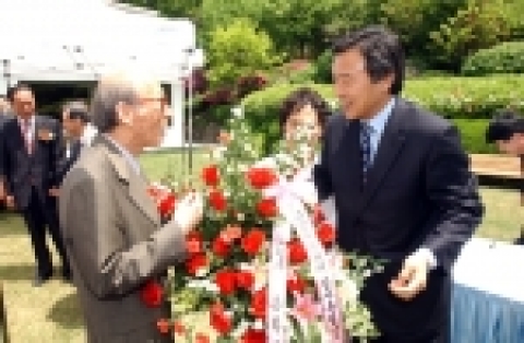 손학규 경기도지사는 13일 제24회 스승의 날을 맞아 고등학교 은사를 공관으로 초청하였다.