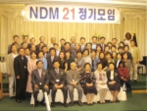 지난 12일 양재동 리더스클럽 12층에서 남대문초들학교 21회 동창회가 40여년전 옛스님들을 모시고 행사를 치루었다.