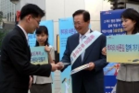 삼성증권 배호원 사장이 임직원들과 함께 시민들에게 정석투자 관련 전단지를 배포하고 있다.