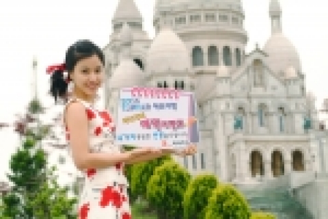 비씨카드는 자사 여행팀 ‘비씨투어(www.bctour.co.kr / 02-3708-5166)을 통해 여름성수기 여행상품을 미리 예약하는 고객에게 최고 100만원 여행경비지원, 무료 여권발급, 여행지에서 과일바구니 제공등의 혜택을 제공한다. 이와 별개로, 비씨카드로 5월말까지 결제할 경우에는 모든 회원에게 2개월 무이자할부 서비스까지 받을 수 있다. 사진은 비씨카드 관계자가 조기예약 할인서비스를 홍보하고 있는 모습.