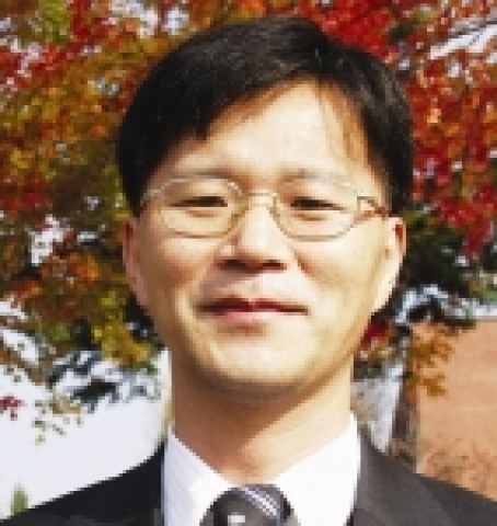 경상대학교 농업생명과학대학 축산과학부 김진회(金珍會·낙농학전공, 사진) 교수팀은 복제동물이 정상적인 동물보다 일찍 죽는 원인을 세계 처음으로 규명했다고 16일 밝혔다.