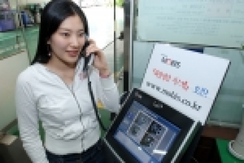 현대모비스는 국내 최초로 정비센터를 찾은 고객들에게 부품가격 등 부품정보를 상시 제공하는 「부품 화상상담시스템」을 구축했다. 고객들은 전용단말기를 통해 상담원과 화상통화를 하며 현대 및 기아자동차 143개 차종 88만 9천여개의 순정부품에 대한 모든 정보를 확인할 수 있다.
