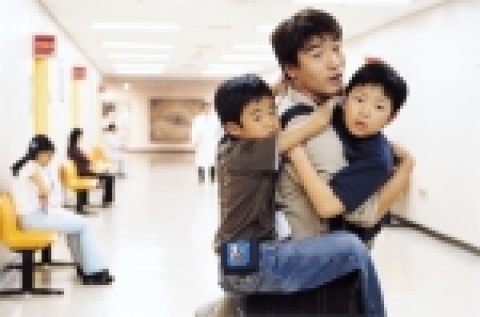 아픈 형아를 살리기 위한 9살 말썽천재 동생의 진심어린 고군분투를 그려낸 '안녕, 형아'