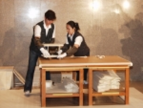 오는 8월 15일 광복 60주년에 맞춰 경복궁 내의 옛 국립중앙박물관 자리에 새로 문을 열게 될 문화재청(청장 유홍준) 국립고궁박물관(추진단)은 그동안 덕수궁 궁중유물전시관과 창덕궁, 종묘 등에 분산·소장되어 있던 왕실문화재 40,000여 점에 대한 이전을 오늘부터 시작했다.