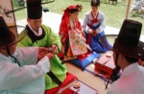 한남대 총학생회(회장 김홍상)는 성년의 날을 맞아 100여명의 학생이 모인가운데 16일(월) 오전 10시 사범대 야외교정에서 회덕향교의 협조로 전통 관례(冠禮) 체험 행사를 가졌다.