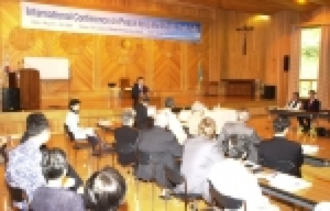 손학규 경기도지사가 5월 16일 의왕시 성나자로 마을에서 열린 「한국기독자교수협의회 국제 학술회의」에 참석하여 인사말을 하고 있다.