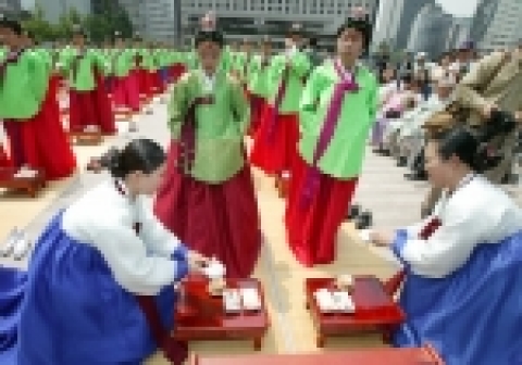 서울시에서는  5월 16일 제33회 성년의날을 맞이하여 시청 앞 서울광장에서 성년의날 기념행사와 전통관례재현 등 다채로운 행사가 개최되었다