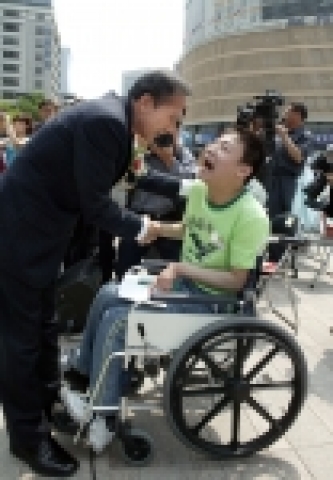 제33회 성년의날을 맞이하여 성년의 날 기념식행사는 오전 10시 30분 서울광장 상설무대에서 모범청년 및 청소년지도자 19명에게 서울사랑시민상 수여하였다.