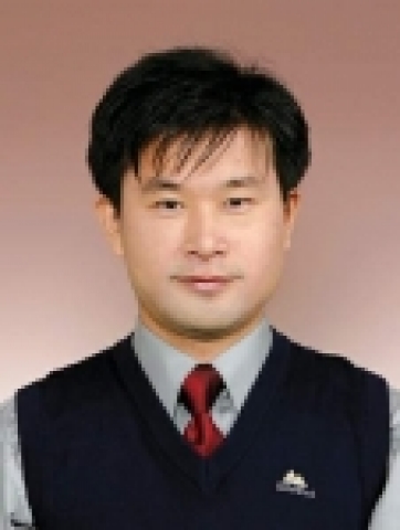ETRI(한국전자통신연구원, http://www.etri.re.kr, 원장 임주환) 는 디지털방송연구단 광대역무선멀티미디어연구팀의 이기동 박사(34, 사진)가 IEEE 산하 정보통신 소사이어티(Communication Society) 아시아 태평양위원회가 선정한 제2회 Asia Pacific Young Researcher Award(우수 신진 연구자상)에 선정되었다고 17일 밝혔다.