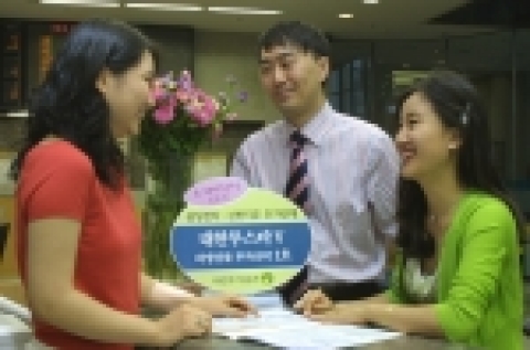 대한투자증권(사장 金炳均)은 17일 삼성전자 및 신한지주 보통주를 기초자산으로 한 파생상품(EL Warrant)에 투자하는 매6개월 조기상환형 상품 ‘대한 투스타Ⅴ 파생상품 투자신탁1호’를 23일까지 모집판매한다고 밝혔다.