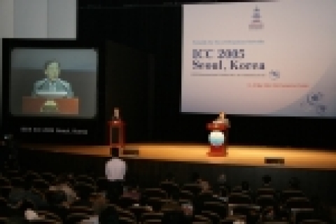 미국 전기전자공학회(IEEE) 산하 정보통신학회(ComSoc)의 주최로 서울 코엑스에서 진행중인 국제 학술컨퍼런스 “제 40차 IEEE ICC”에서 17일 KT 이용경 사장은 대회장으로서 환영연설을 했다.