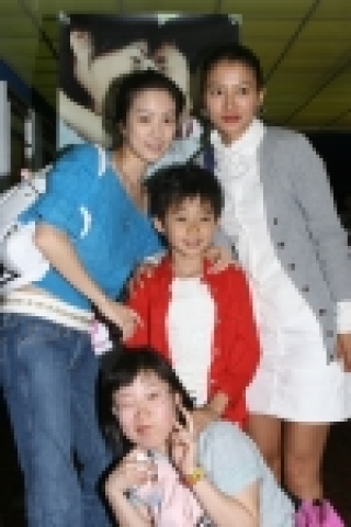 아픈 형아를 살리기 위한 9살 말썽천재 동생의 진심어린 고군분투를 그려낸 '안녕, 형아'가 지난 16일(월) 삼성동 메가박스에서 스타와 스타 가족들과 함께한 VIP시사회를 가졌다. 시사회 현장을 찾은 황보, 려원, 박슬기.