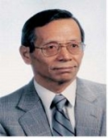 순천대학교(총장 : 김재기)는 오는 5월 20일(금) 10시 70주년기념관 우석홀에서 박준영 전남도지사, 서갑원 국회의원, 김철신 도의회의장, 조충훈 순천시장, 박기영 청와대 정보과학기술보좌관, 박관수 총동문회장, 박병규 전남전략산업기획단장 및 언론, 방송사관계자, 포스코 등 대기업 인사 500여명이 참석한 가운데 독일 이경종(李慶鍾)석좌교수(사진)의 명예이학박사 학위 수여식을 거행한다.